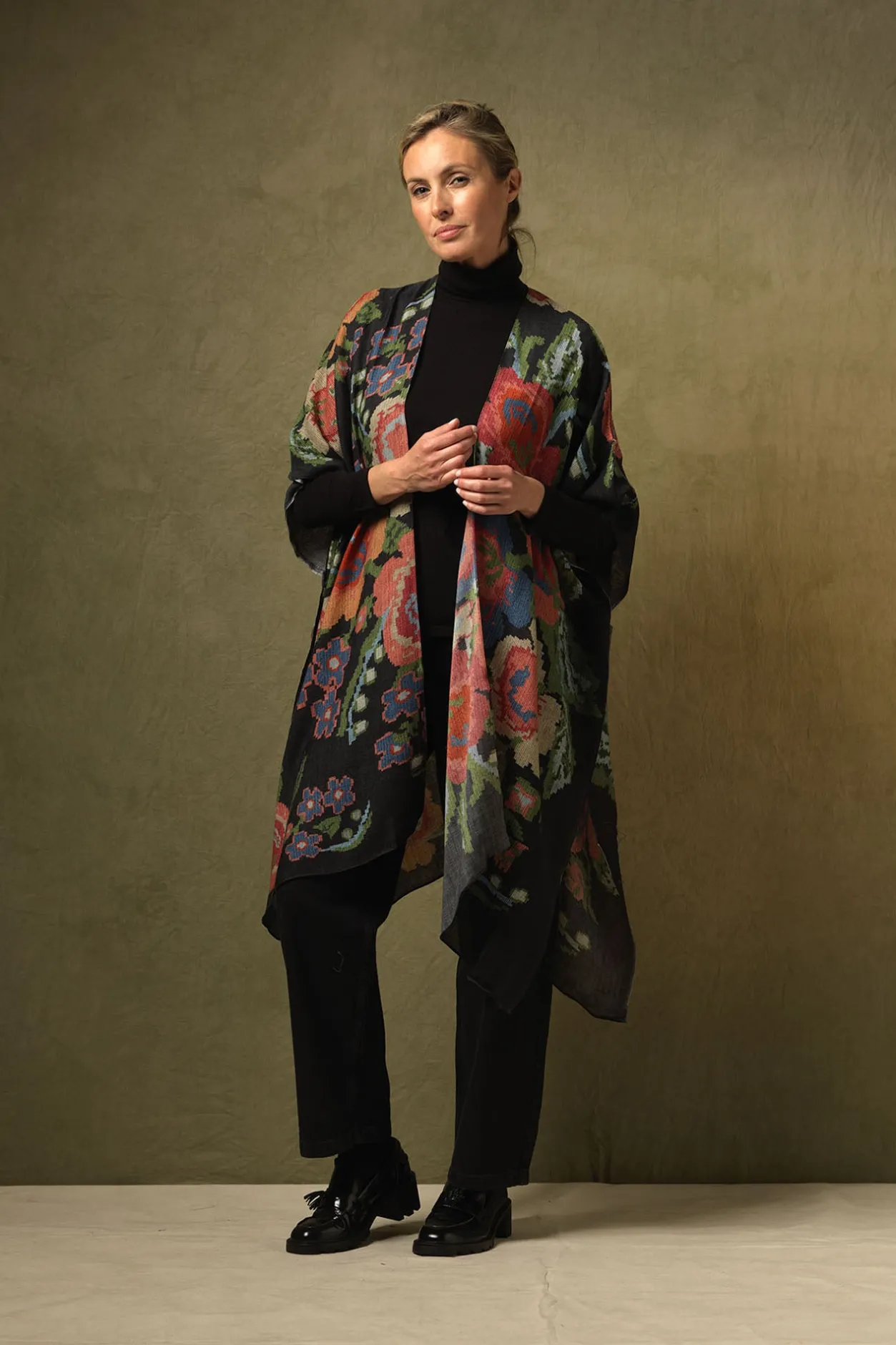 Women One Hundred Stars Woven Flower Black Wool Throwover