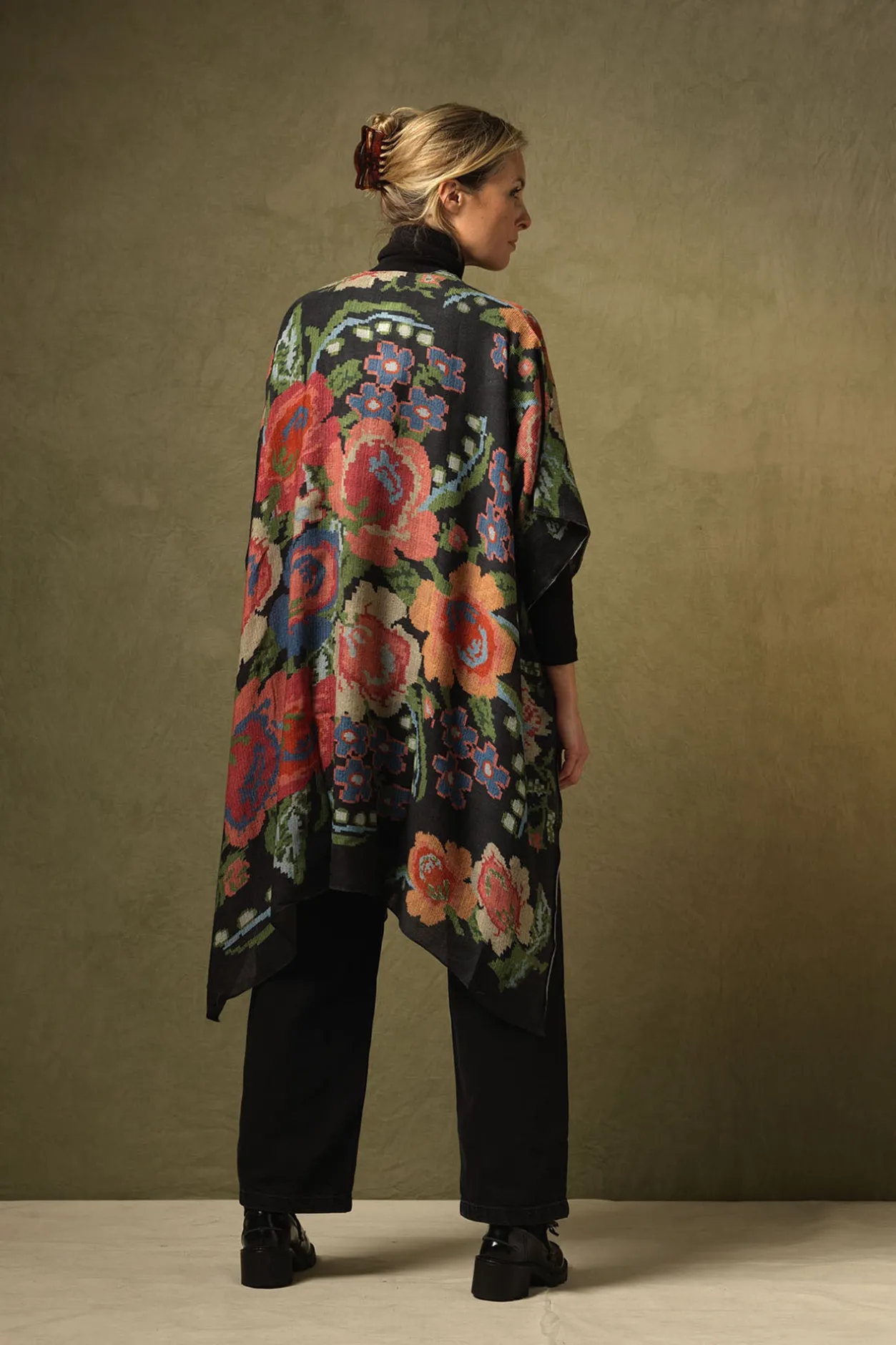 Women One Hundred Stars Woven Flower Black Wool Throwover