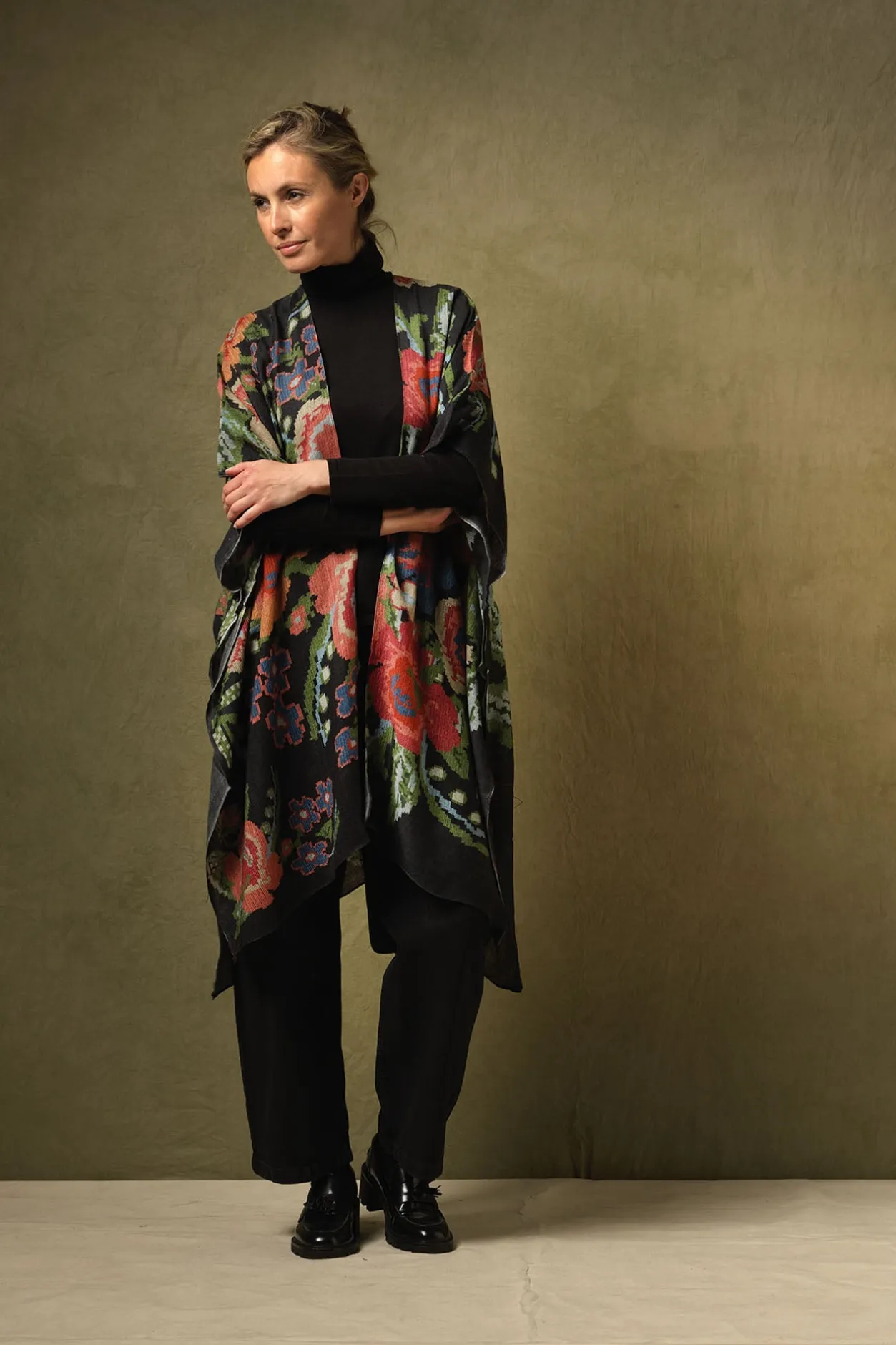 Women One Hundred Stars Woven Flower Black Wool Throwover